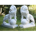 Stone Garden Art Craft Leão de mármore branco Pisando em uma estátua de bola para venda quente